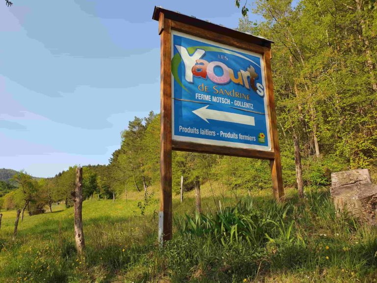 Panneau annonçant l'entrée du GAEG Les Yaourts de Sandrine à 68 Osenbach près de Gundolsheim - Alsace